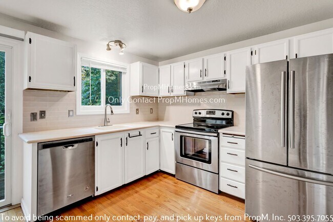 Building Photo - Charming Two Bedroom Condo with Close Access to I-5!