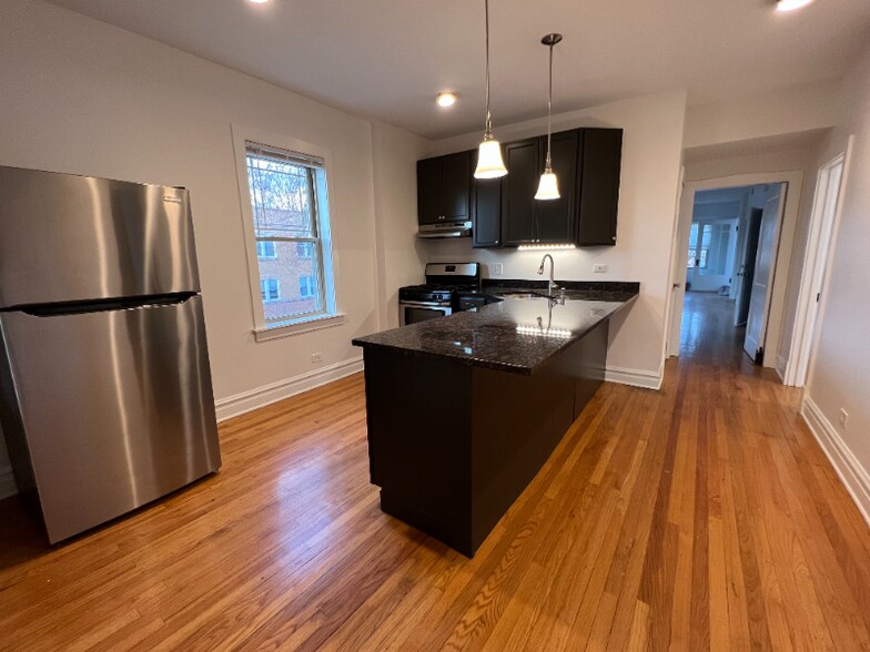 Building Photo - 6018 N Melvina Ave