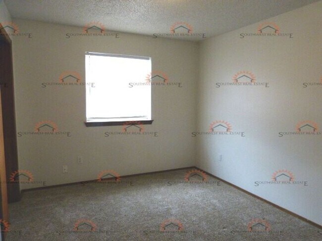 Building Photo - Spacious 2 bedroom 1 bath with a fireplace!