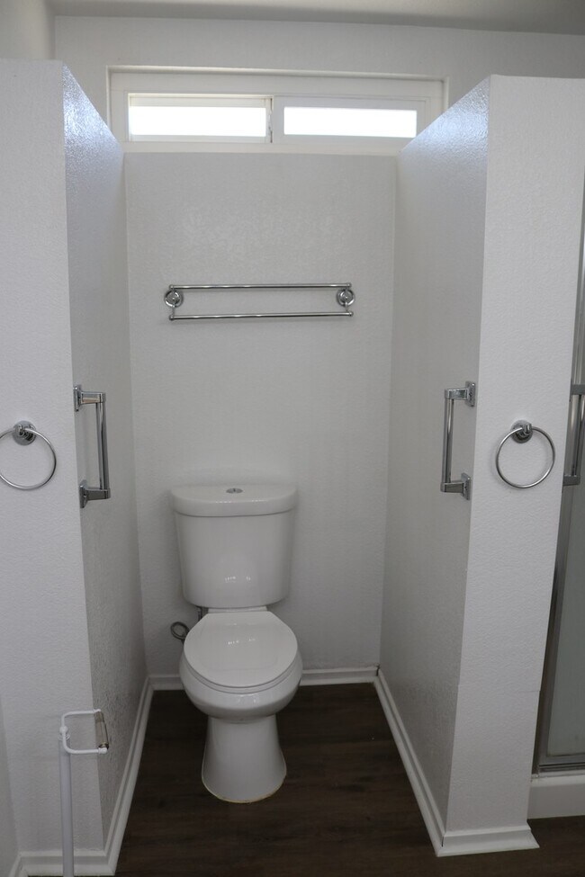 Building Photo - 4 bedrooms House for rent