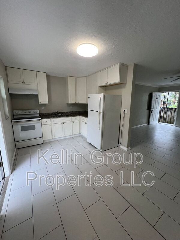 Building Photo - 832 20th Ave S