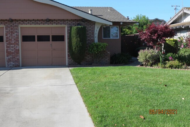 Building Photo - 2132 Town and Country Ln