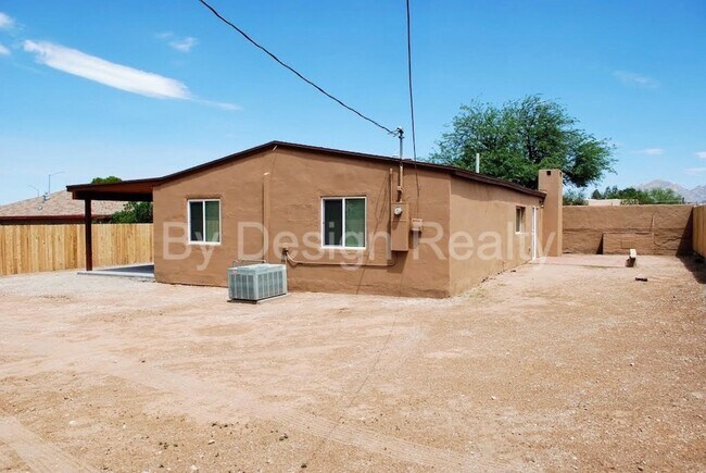 Building Photo - Recently Updated - 3 Bed 2 Bath - Large Ga...