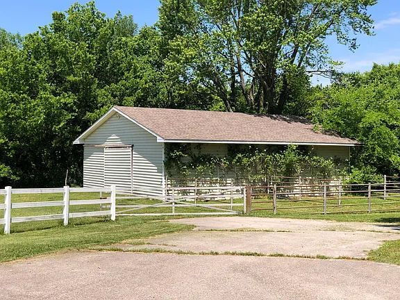 Building Photo - "Charming 3-Bedroom Retreat with Fireplace & Spacious 3100 Sq Ft Layout in Independence, KS!"