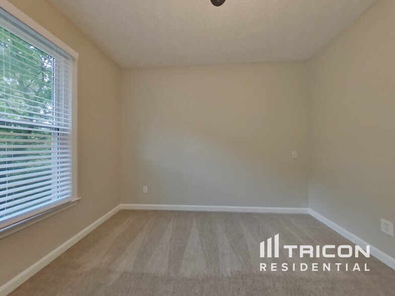 Building Photo - 705 Brook Cove