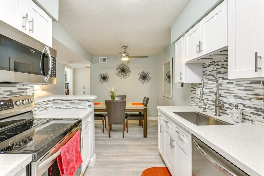 Building Photo - 5995 N 78th St