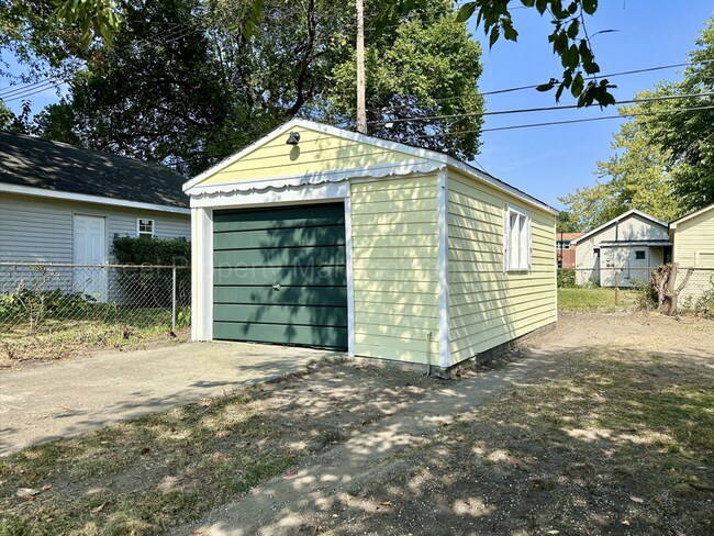 Building Photo - Fully Updated 2BR / 1.5BA – Steps from Dow...