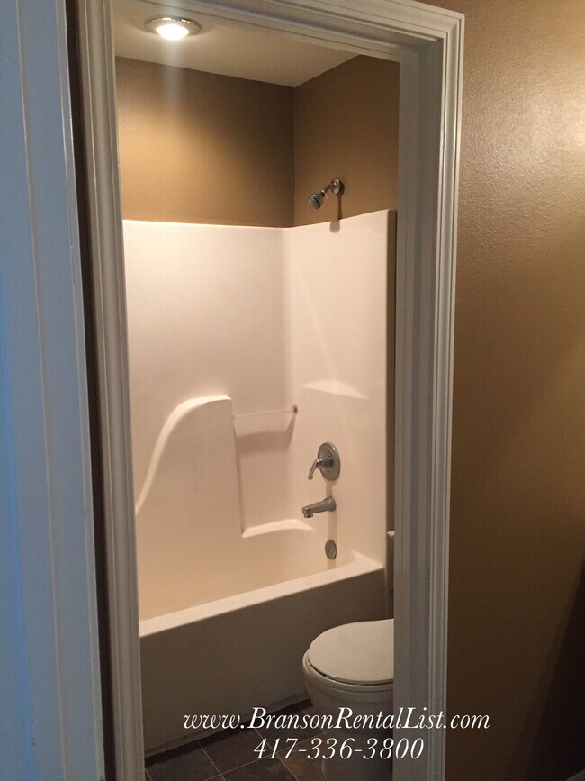 Building Photo - Large 5 Bedroom with lawn care and a commu...