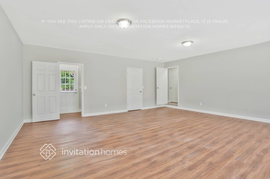 Building Photo - 400 Hidden Valley Dr SE