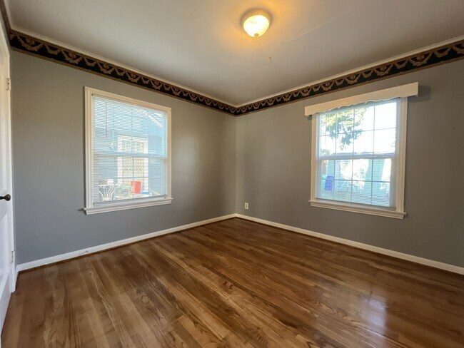 Building Photo - Spacious Multi-Level Living with Vaulted Ceilings and Backyard Access