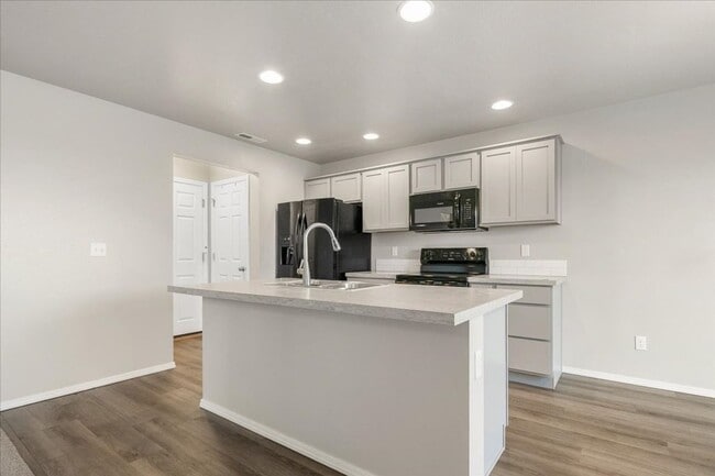 Building Photo - Beautiful Home 3 bed, 2.5 baths - Pet Friendly - Ready Now!