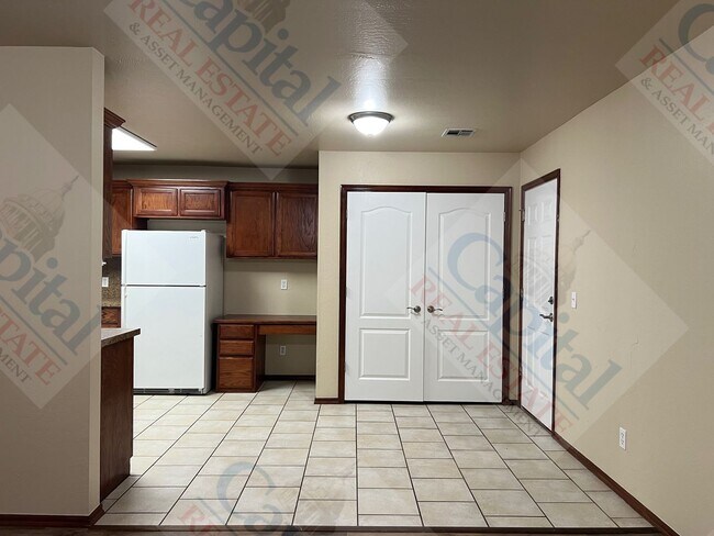Building Photo - Spacious Duplex in Harrah