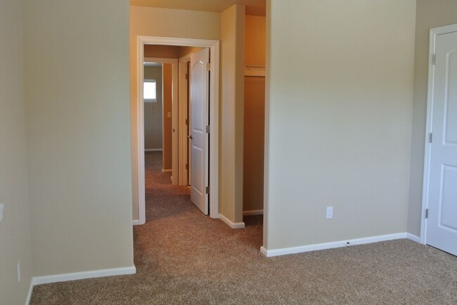 Building Photo - Stunning 5 Bed / 3.5 Bath Executive Home w...