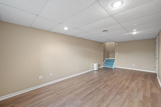 Building Photo - 406 Lakewood Dr