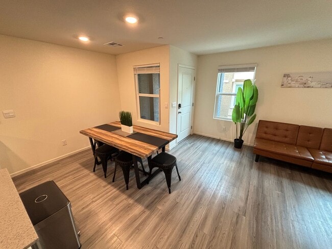 Building Photo - Gorgeous 3Bed/2.5Bath/2Car Townhome located in Southwest Las Vegas- Make the Move for Less: $300 ...