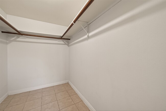 Building Photo - 11866 Plumbrook Dr