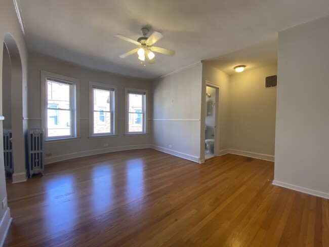 Open living area with a ceiling fan - Helen Dunbar Studio - 1261 W Argyle