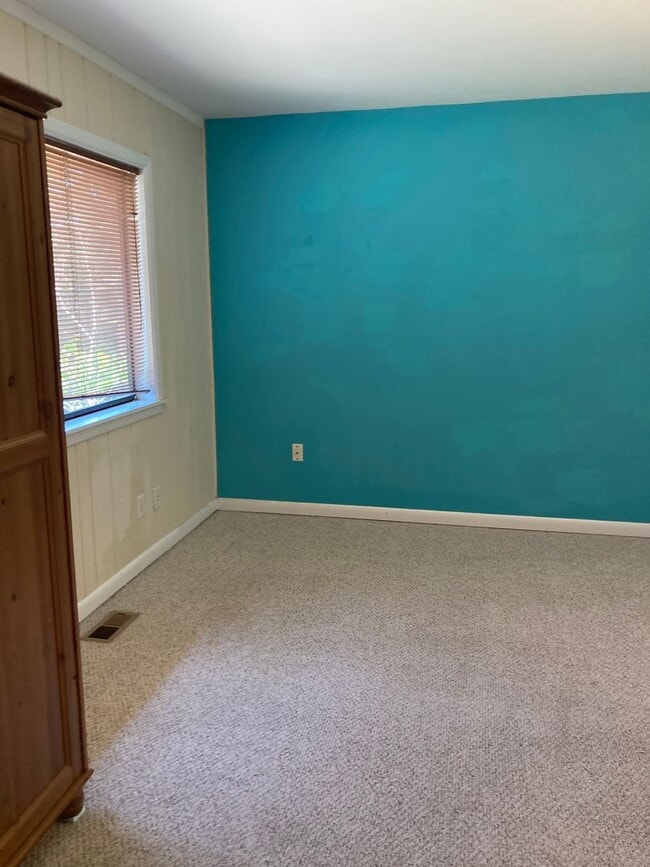Building Photo - Huge 5BR, large yard, fireplace, big rooms...