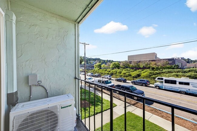 Building Photo - Spacious 3 Bedroom 1.5 Bath Townhome with Brand New A/C & Appliances