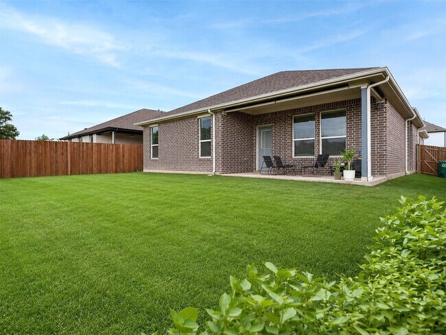 Building Photo - 2504 Wren Ln