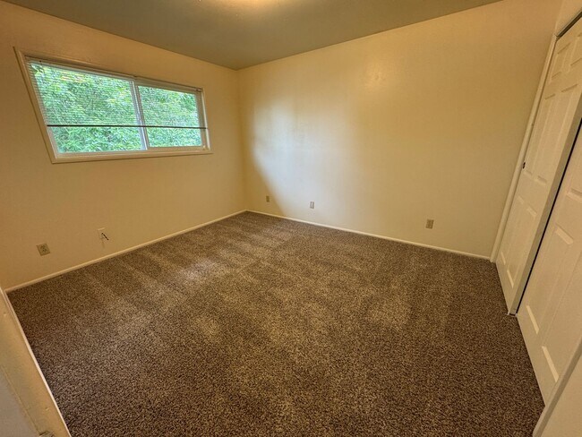 Building Photo - (964) 2 Bedroom / 1 Bathroom