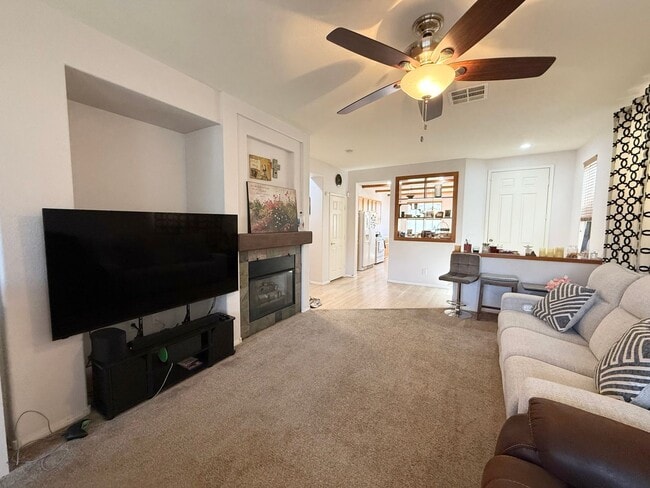 Building Photo - Charming Single-Story Townhome in Gated Southwest Community