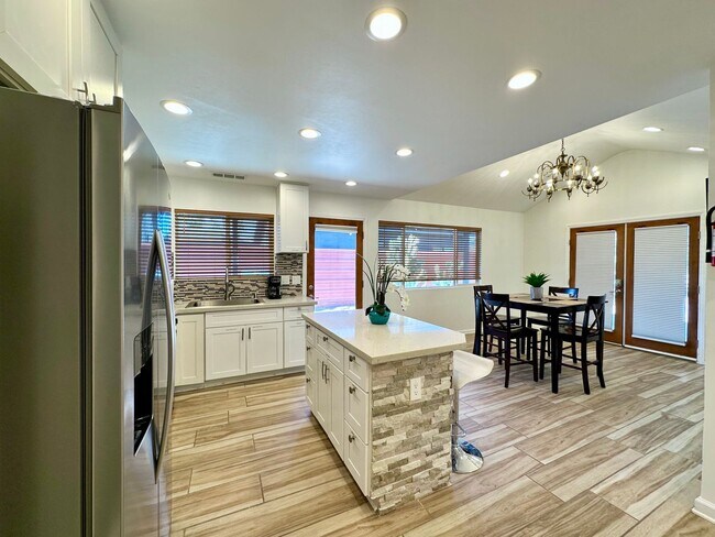 Building Photo - AVAILABLE NOW!! 3 BEDROOM 3 BATHROOM HOME IN JOSHUA TREE!