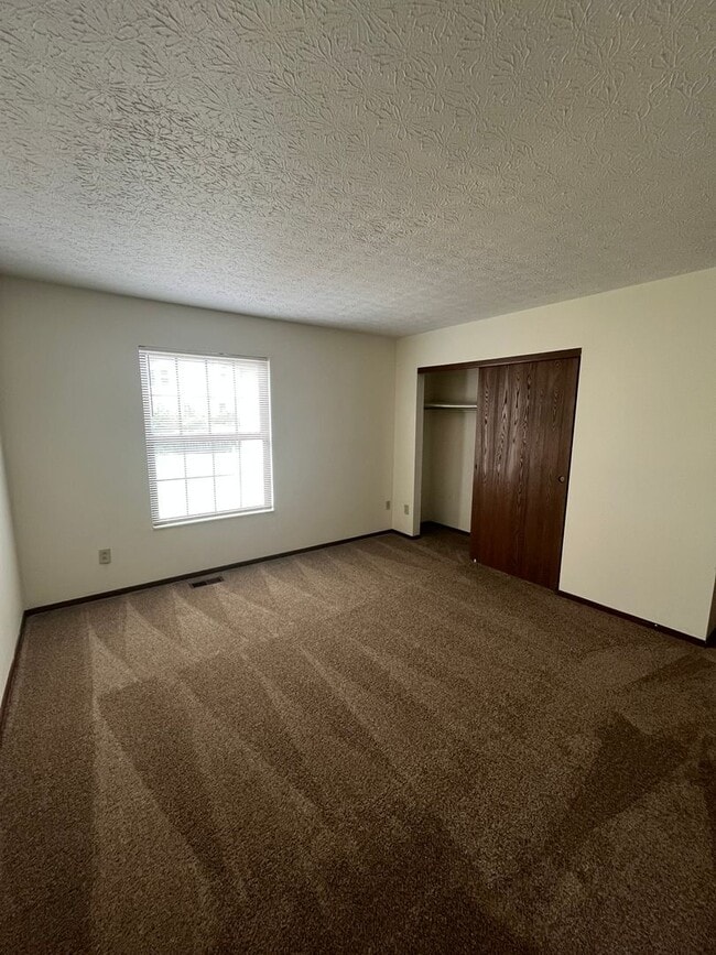 Building Photo - Creve Coeur Lane