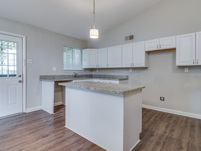 Building Photo - -Beautifully renovated 3 bedroom, 2 bathro...
