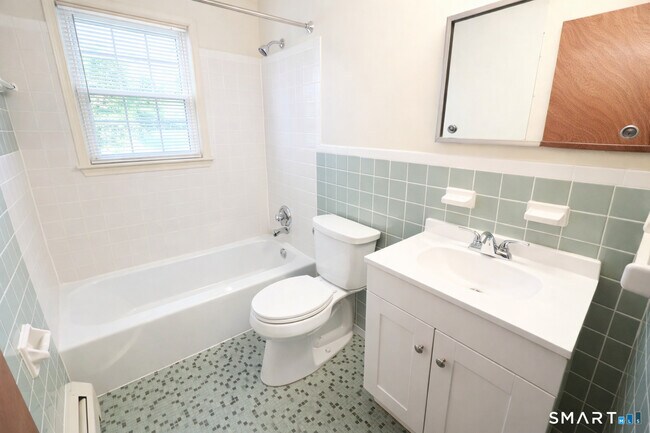 Building Photo - 949 Hopmeadow St