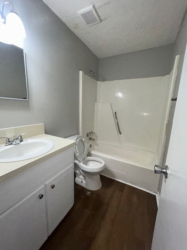 Building Photo - 123A Calvin Court