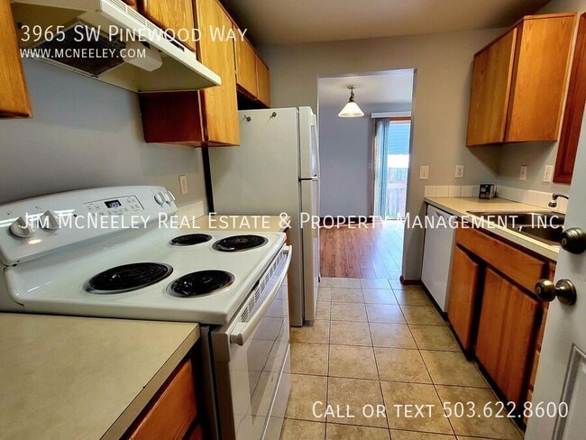 Building Photo - 3965 SW Pinewood Way