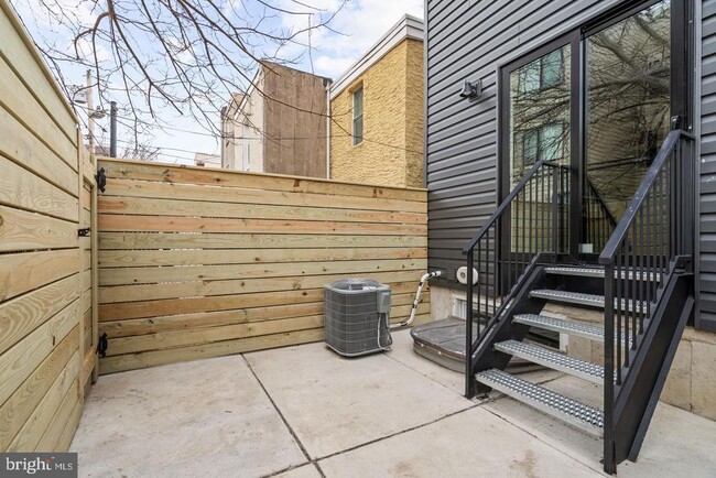 Building Photo - 2209 Montrose St