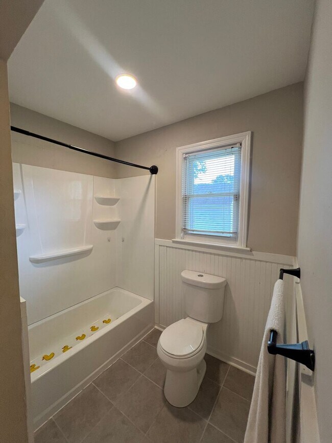 Building Photo - Updated and Spacious ranch in CAMELLIA ACRES