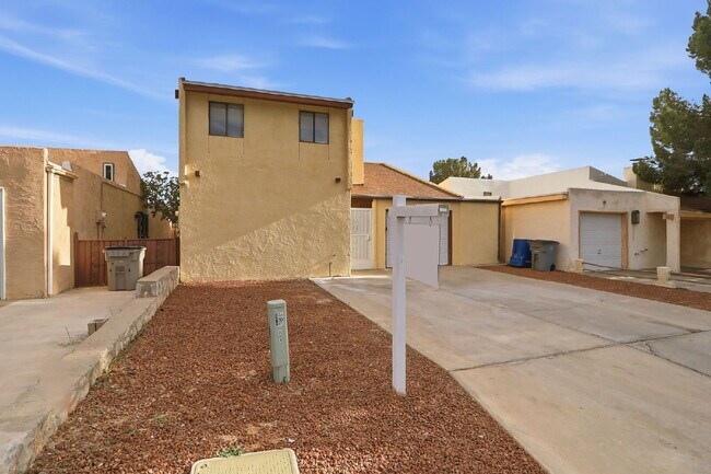 Building Photo - "Charming 3-Bedroom Retreat with 2 Full Baths