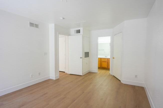 Building Photo - Beautifully Updated 2-Bedroom Condo in a Gated Community