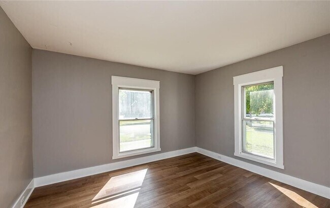 Building Photo - 353 S Maple St