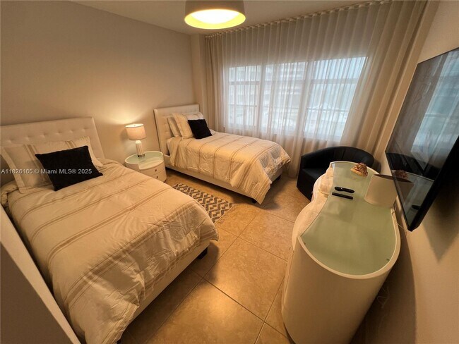 Building Photo - 5151 Collins Ave