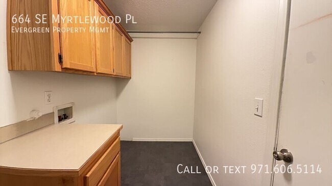 Building Photo - 664 SE Myrtlewood Pl