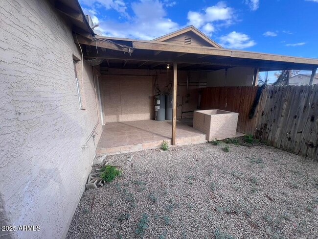 Building Photo - 526 S Mesa Dr