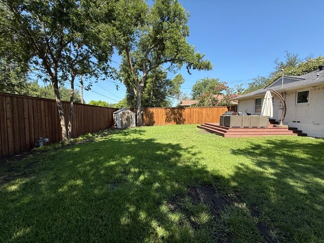 Building Photo - 707 Dumont Dr