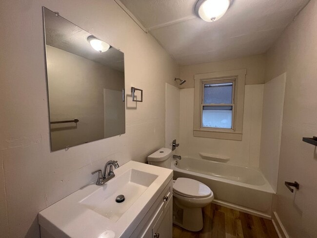 Building Photo - Updated 2.5 Bedroom/ 1 Bath in Troy Hill