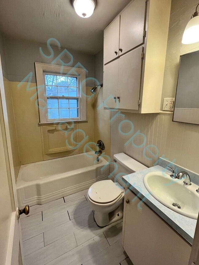 Building Photo - 607 N James St