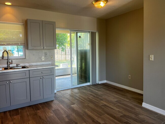 Building Photo - 2BD/1BA/Single carport - Venice