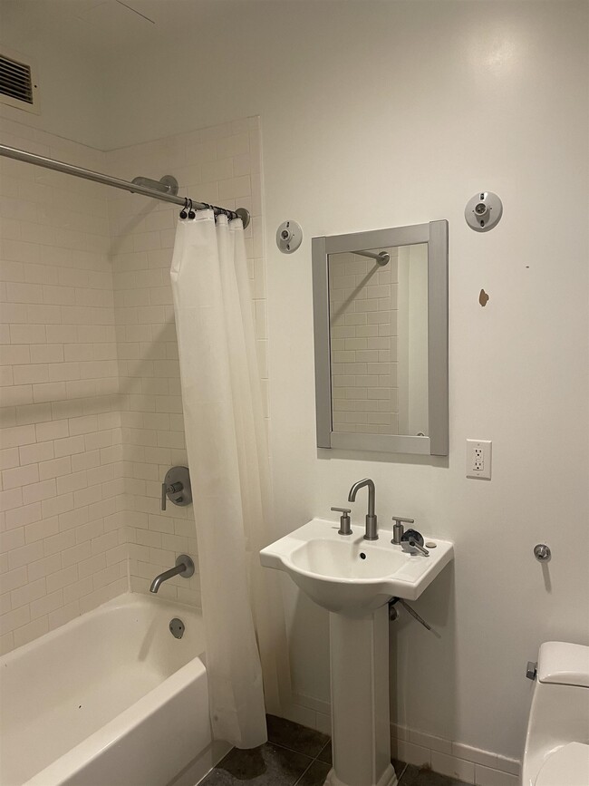 Building Photo - 150 Bay St