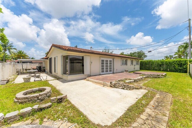 Building Photo - 4400 SW 89th Ave
