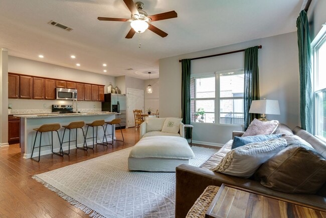 Building Photo - 3 Bed, 2 Bath One Level Home w/ Hardwood T...