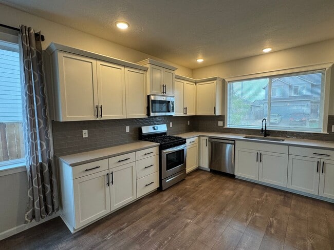 Building Photo - Charming 3-Bedroom Home