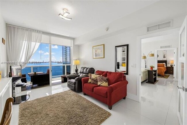 Building Photo - 600 NE 27th St