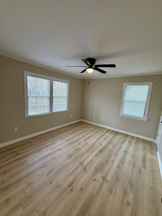 Building Photo - 135 King St